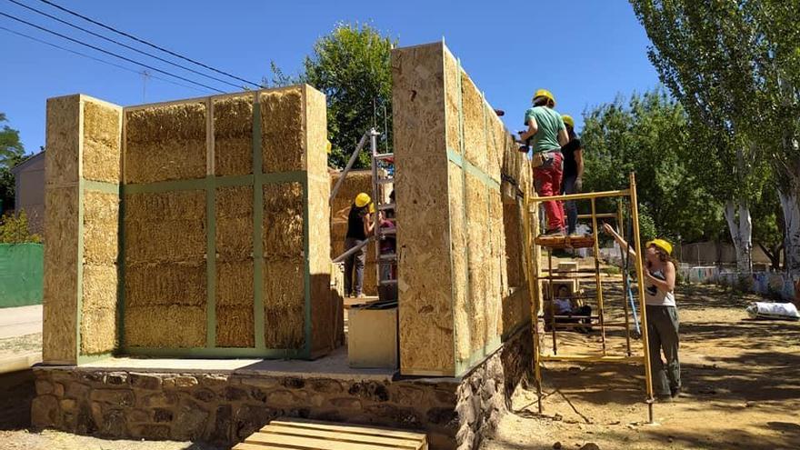 Un curso de bioconstrucción reúne a alumnos europeos en Villasbuenas de Gata