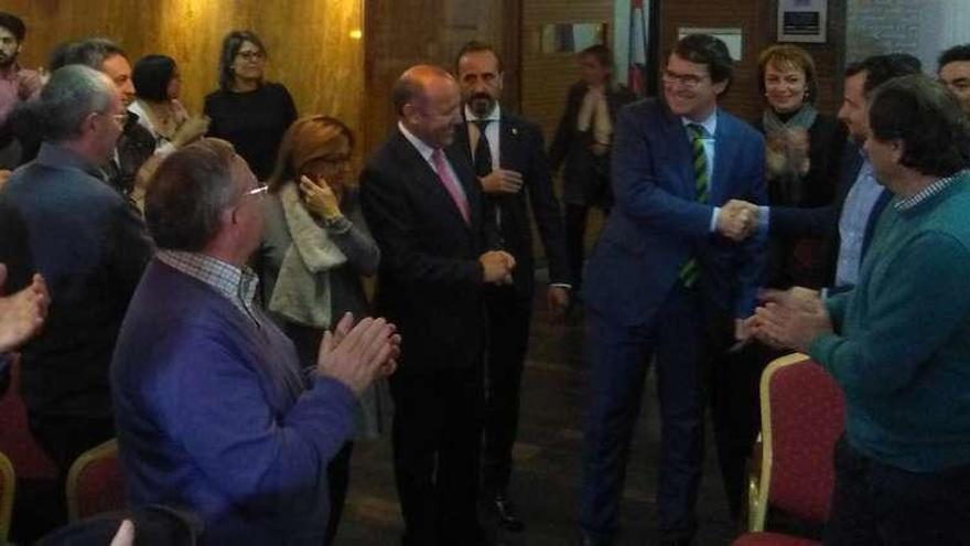 Alfonso Fernández Mañueco saluda a uno de los participantes en la reunión de la Junta Directiva Provincial celebrada en Toro.