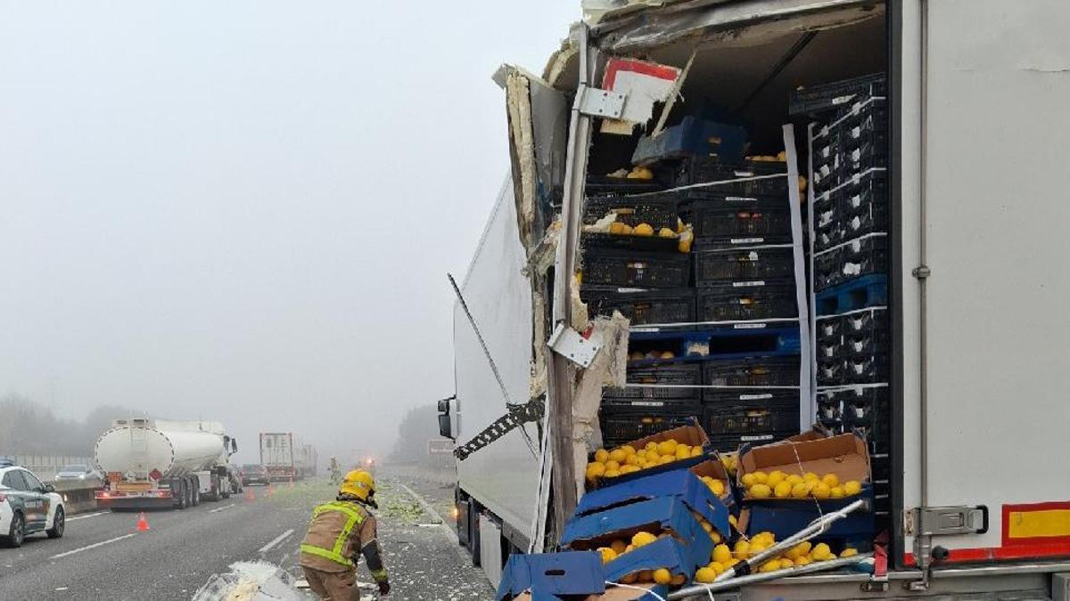 VÍDEO | Un xoc entre dos camions a l’AP-7 a Sils deixa fruita i verdura escampada a la calçada