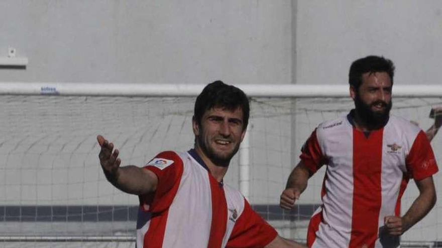 Mauro y Álex Gómez celebran un gol en un partido anterior. // S. Á.