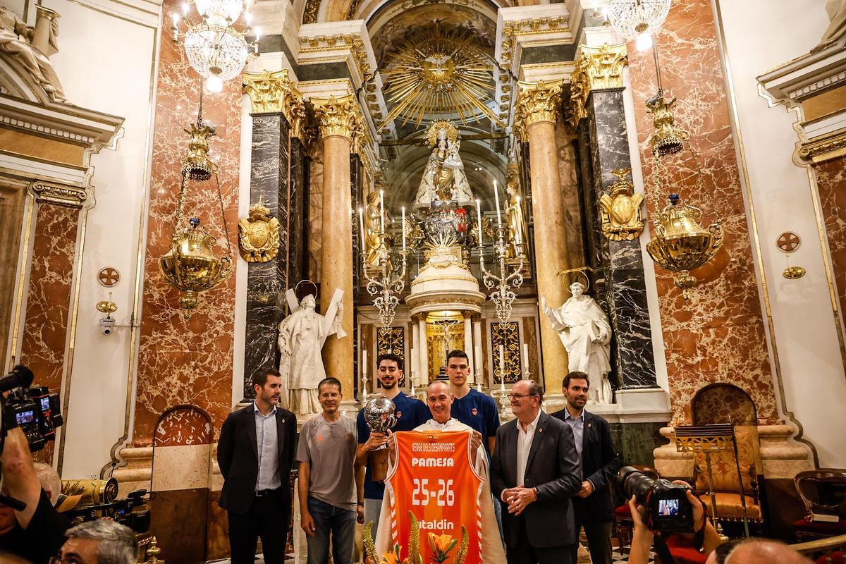 Así ha sido la celebración del título del Valencia Basket en la basílica de la Virgen de los Desamparados
