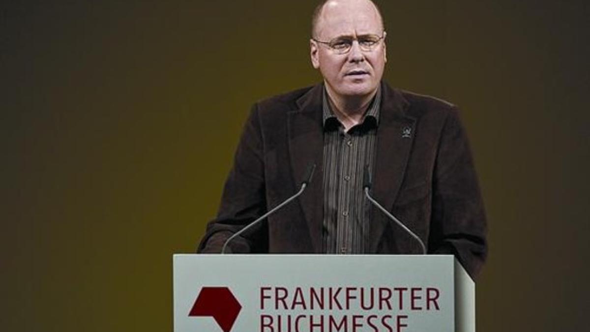 El escritor islandés Arnaldur Indridason, ayer, pronunciando su discurso en la conferencia inaugural de la Feria del Libro de Fráncfort.