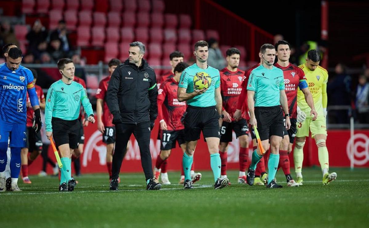 El árbitro Moreno Aragón quiso ser protagonista en el CD Mirandés-Málaga CF.