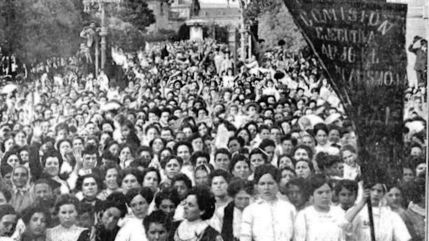 Mujeres manifestándose en Barcelona por la libertad de conciencia en 1910. | «Nuevo Mundo»