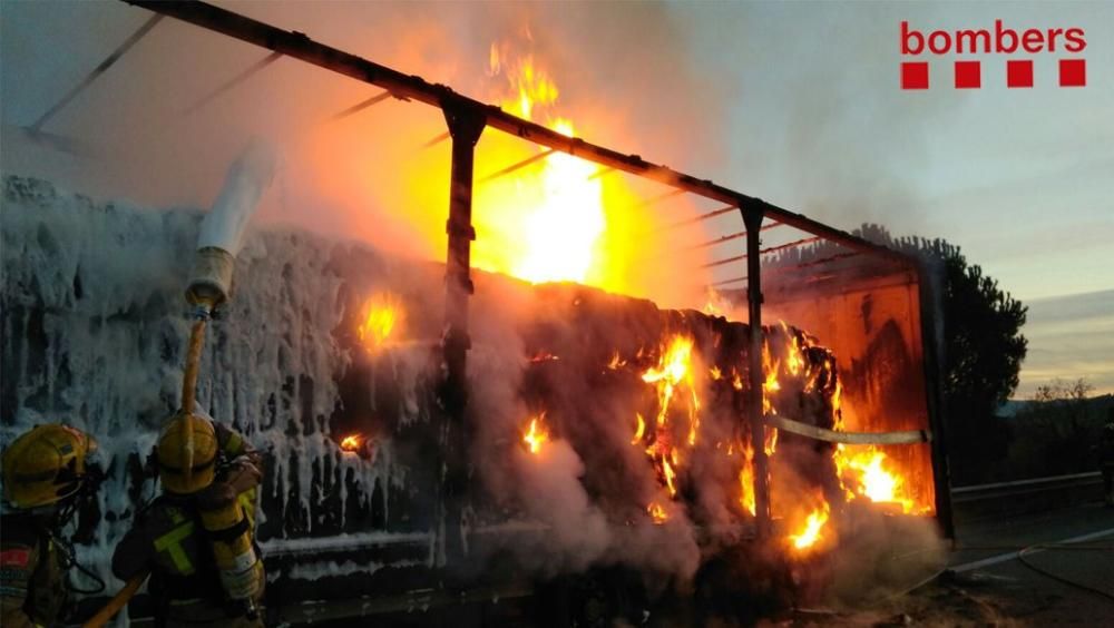 Incendi d'un camió de roba a Hostalric