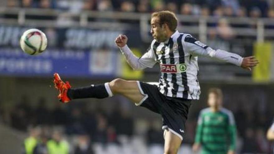 Sergio García controla el balón de forma acrobática en el encuentro disputado ante el Betis B.