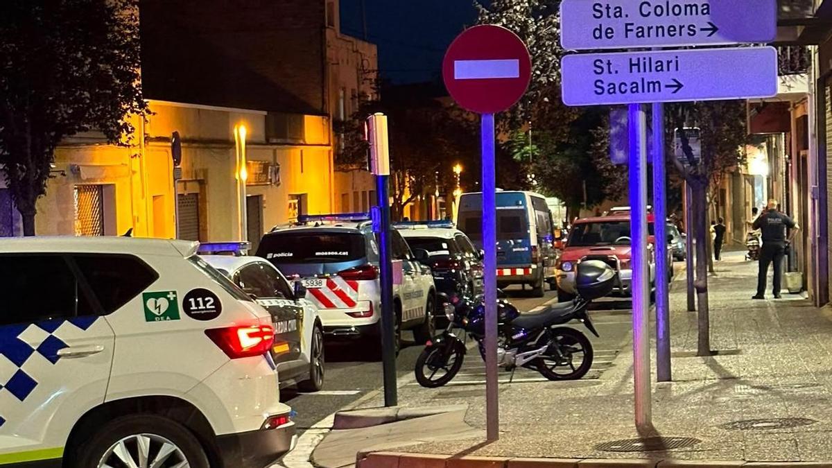 Els diversos cossos policials durant el dispositiu a Anglès