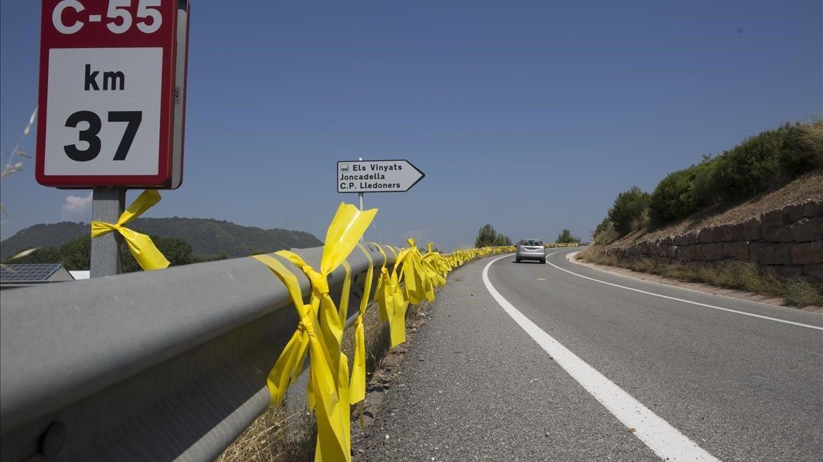 Lazos amarillos, en el camino hacia la prisión de Lledoners, donde están recluidos siete líderes del ’procés’.