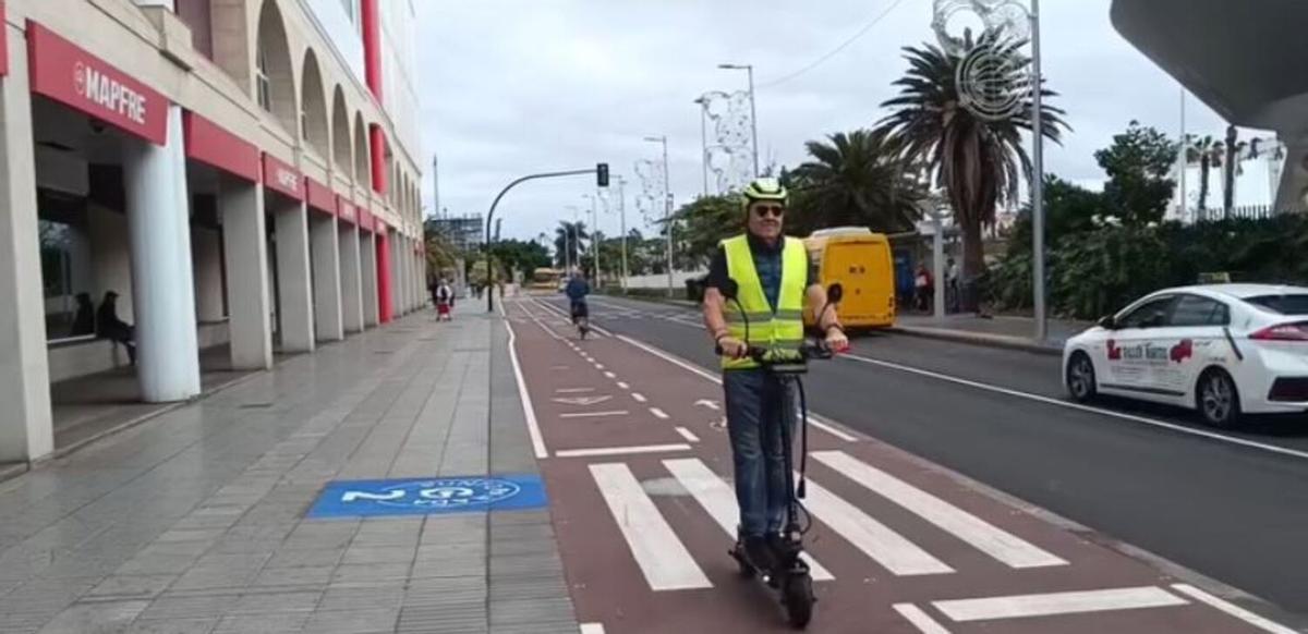 Un hombre circula en patinete eléctrico en Las Palmas de Gran Canaria
