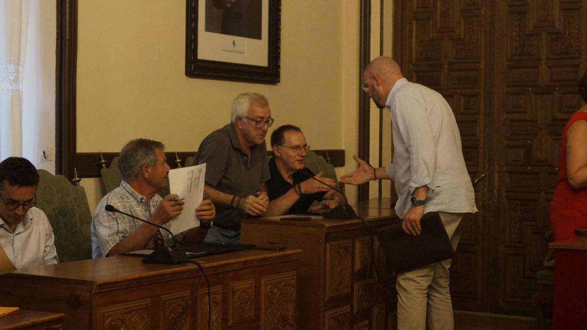 Carlos Perfecto (AVE Castilla y León) saluda a las autoridades en la tercera Mesa Ferroviaria de Zamora.