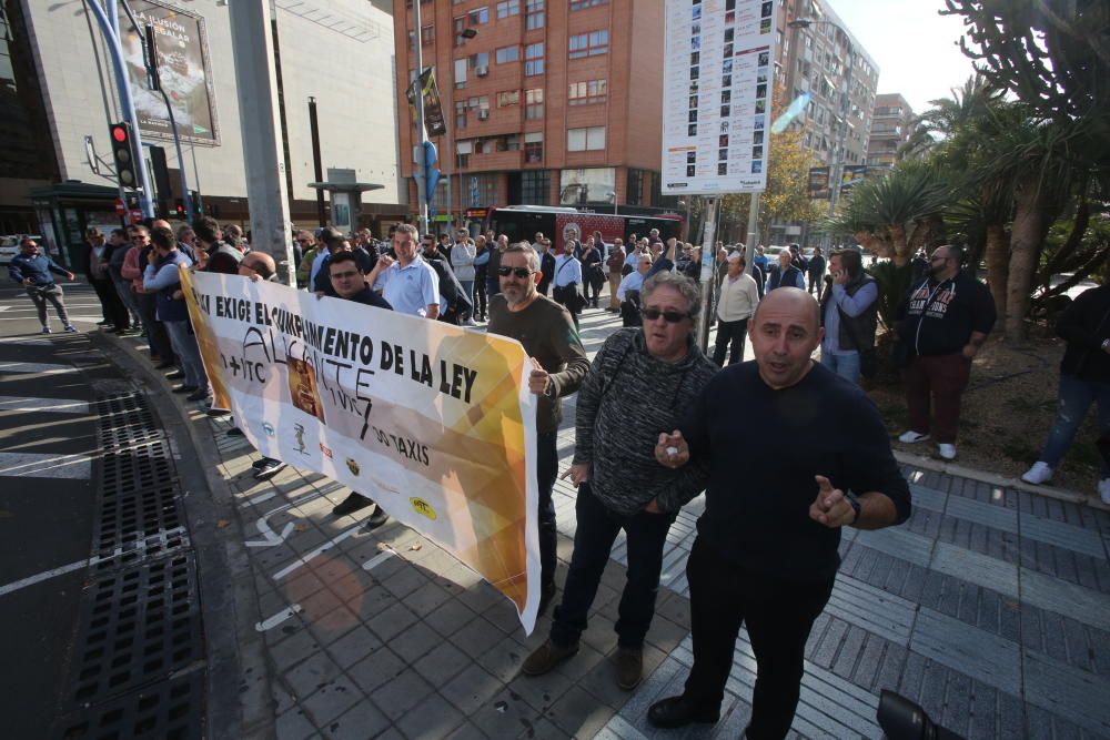 Los taxistas de Alicante exigen al Consell que regularice la situación de los vehículos con conductor