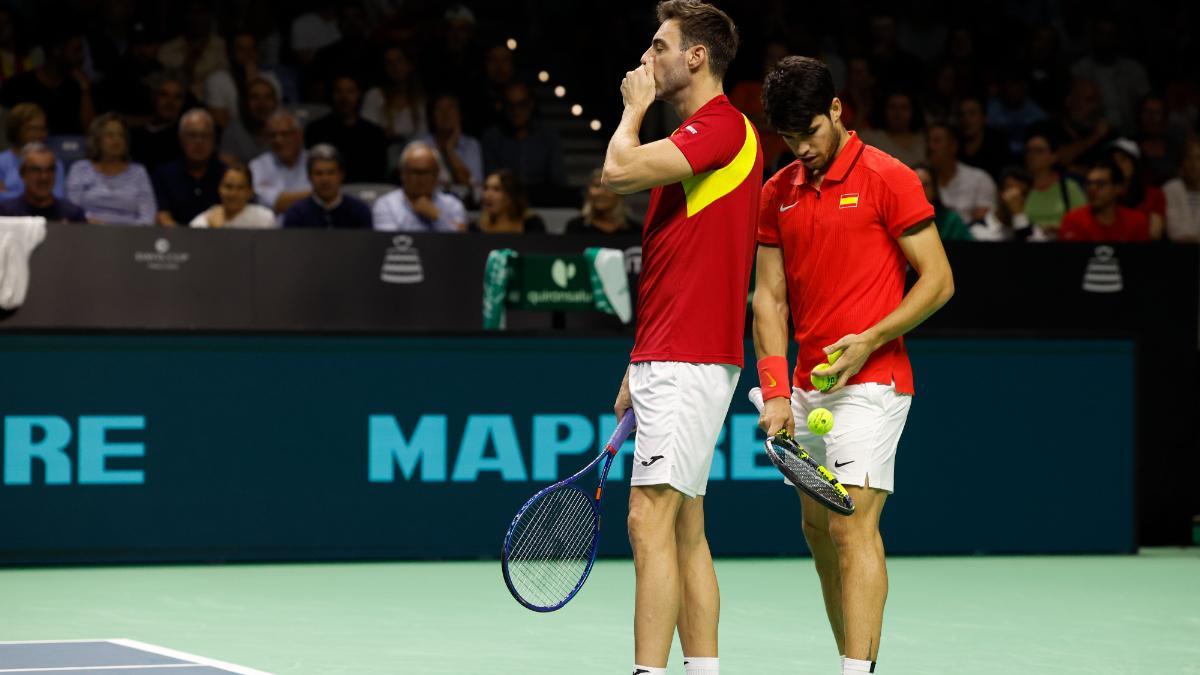 Los tenistas de España Carlos Alcaraz (d) y Marcel Granollers durante su encuentro frente a la pareja de Países Bajos Wesley Koolhof y Botic Van de Zandschulp, correspondiente al tercer punto de los cuartos de final de la Copa Davis que se disputa hoy martes en el pabellón Martín Carpena de Málaga.