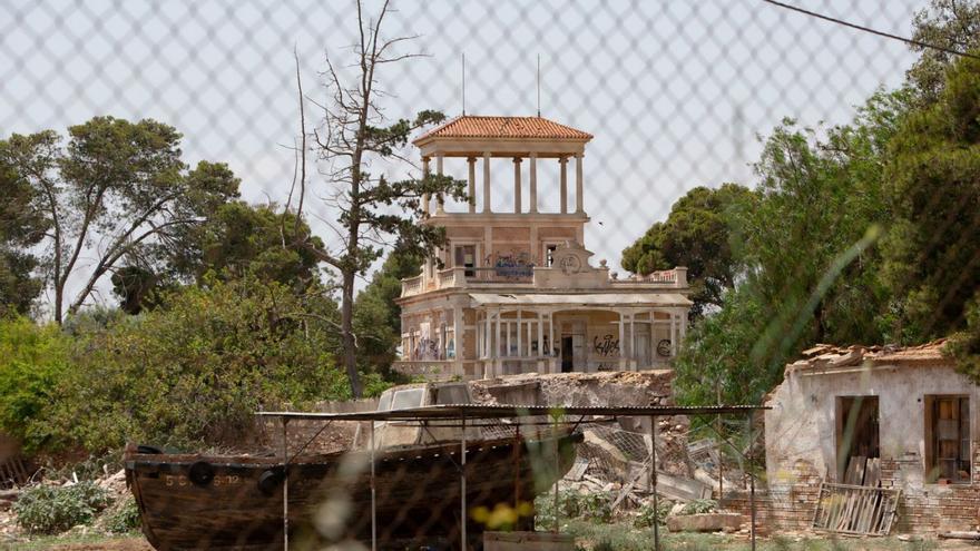 El interior de la finca de Villa Calamari está en un estado de ruina considerable. | LOYOLA PÉREZ DE VILLEGAS