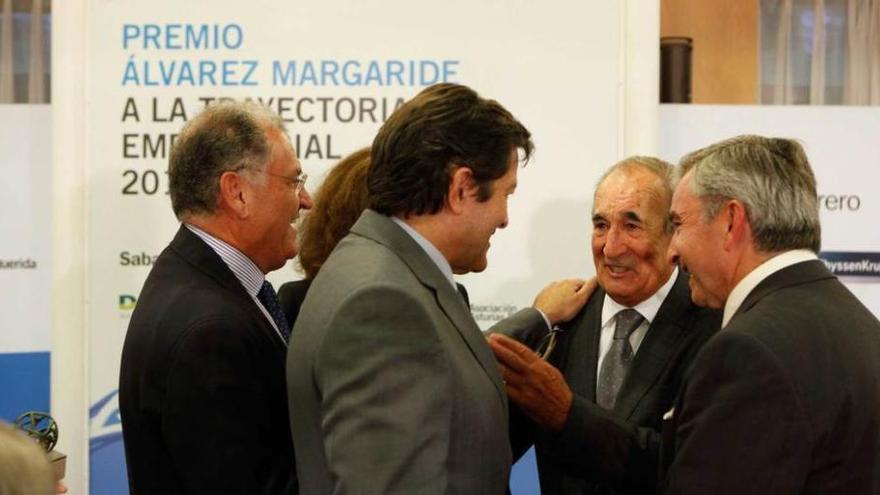 Javier Fernández felicita a Daniel Alonso, con Vega de Seoane a la derecha.