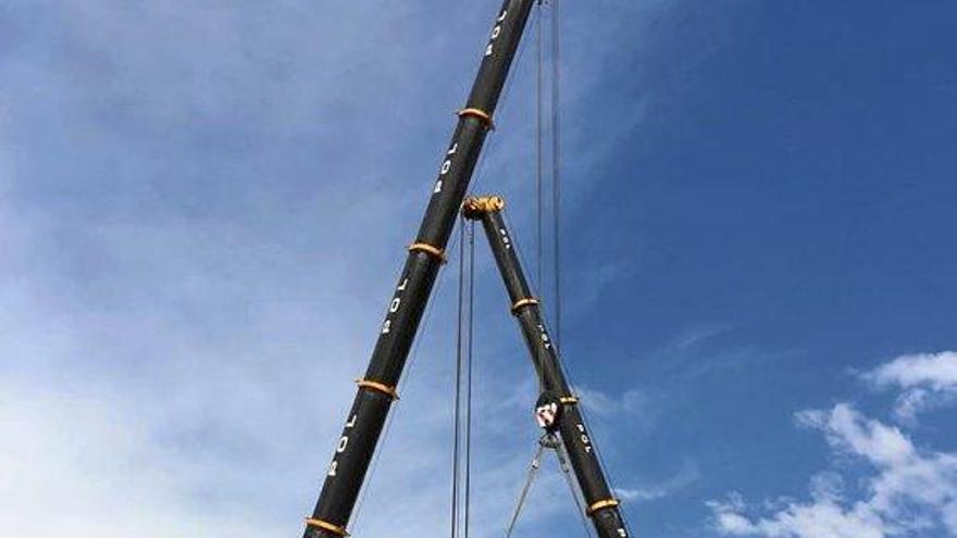 Das Schiff wurde mit einem Kran aus dem Wasser gehoben.