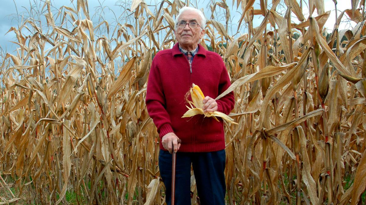 Xosé Neira Vilas, en 2012, na súa aldea de Gres, Vila de Cruces, que inspirou «Memorias dun neno labrego».