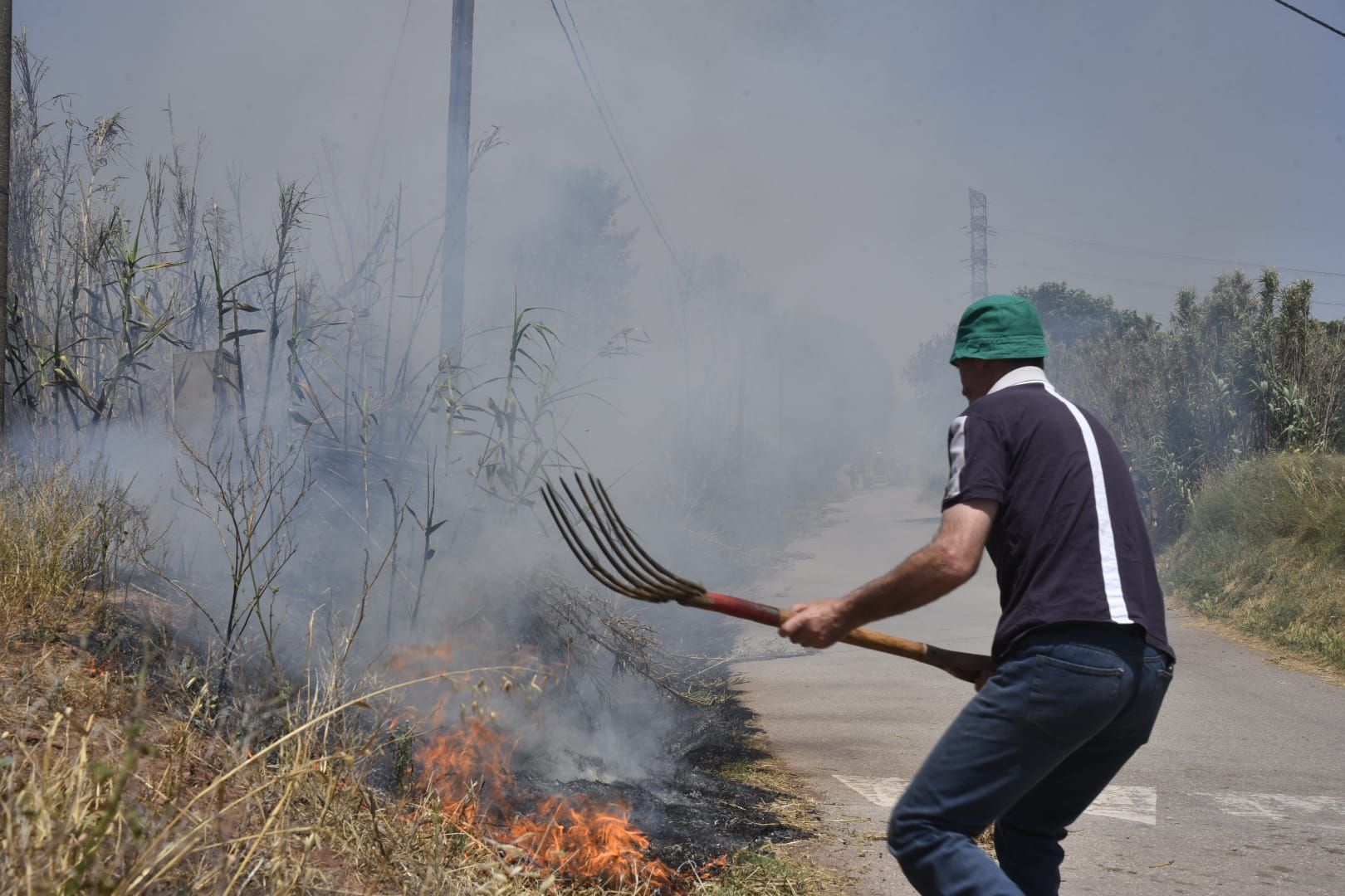 Tasques d'extinció d'un foc a la zona del Poal a Manresa