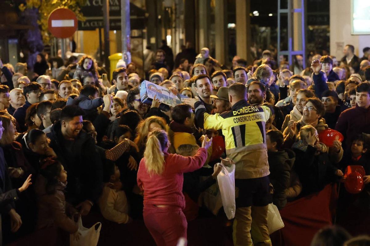 La Cabalgata de los Reyes Magos reparte ilusión por las calles de Córdoba