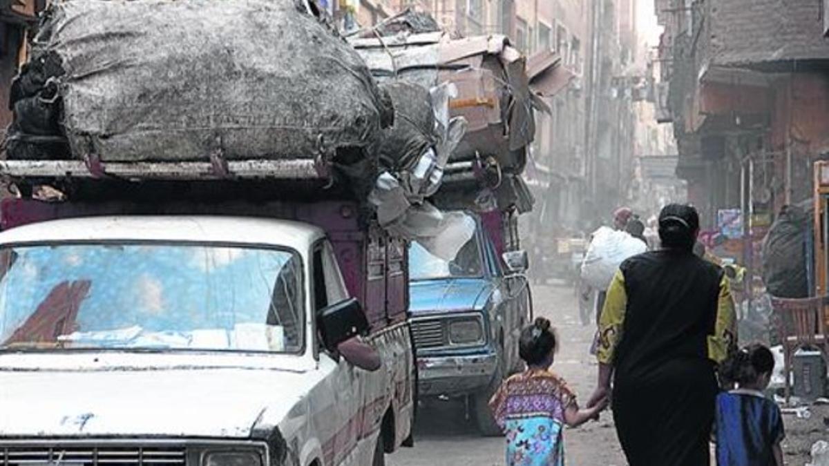 Los hombres se dedican a la recolección de residuos, y las mujeres y los niños los reciclan.