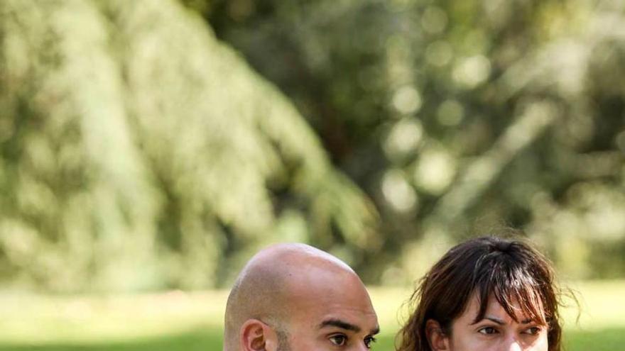 Jesús Martínez Salvador, junto a Elena González, durante un acto celebrado ayer en el Jardín Botánico Atlántico.