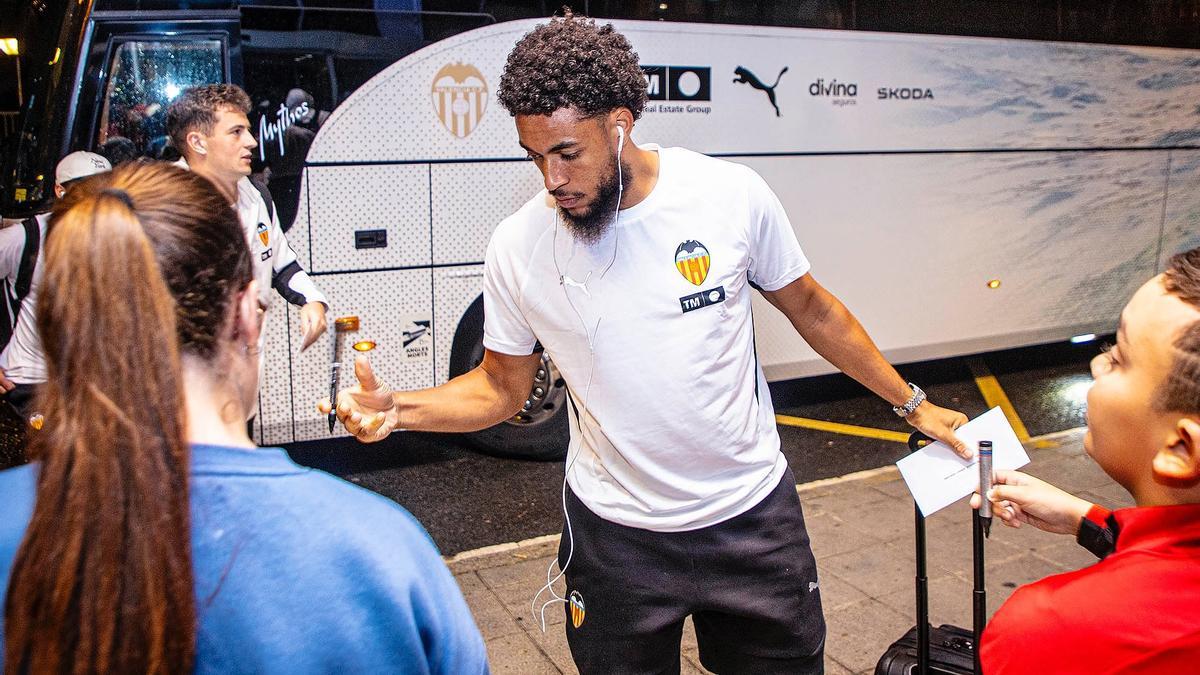 Arnaut Danjuma firma autógrafos a unos fans que esperaban al equipo anoche en Vitoria