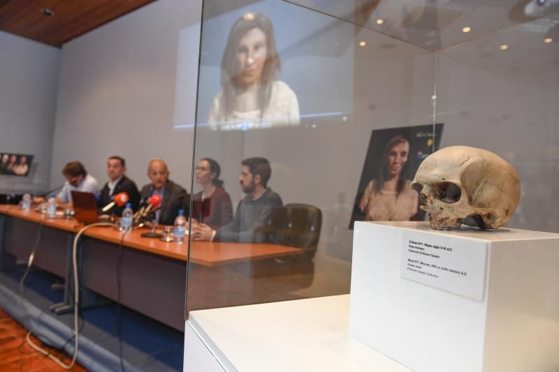 GENTE Y CULTURA  03-12-2018 LAS PALMAS DE GRAN CANARIA. Reconstrucción de una aborigen del siglo VI. La conservadora del Museo Canario, Teresa Delgado, y el director de la empresa de arqueología Tibicena, muestran la reconstrucción del rostro de una aborigen del siglo VI ..  FOTOS: JUAN CASTRO  | 03/12/2018 | Fotógrafo: Juan Carlos Castro