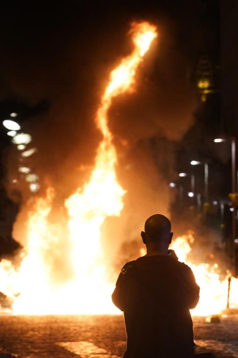 La marxa dels CDRs a Girona acaba amb enfrontaments amb la policia i contenidors cremats