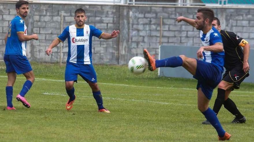 Marcos Torres golpea el balón ante el Lugones, ante la mirada de Jorge Rodríguez y Álex Arias.