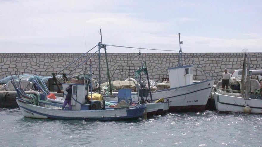 Embarcaciones en el puerto de Caleta de Vélez.
