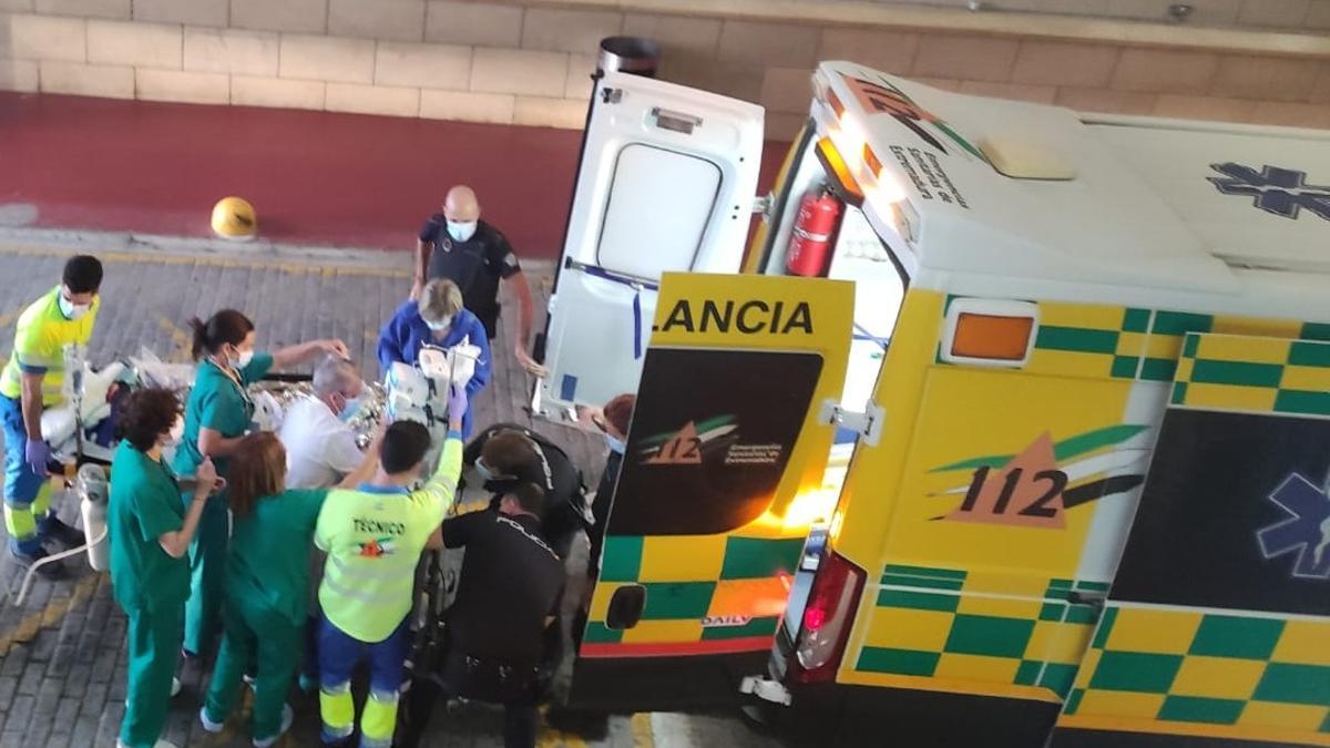 Asistencia al bebé a su llegada al hospital Reina Sofía.