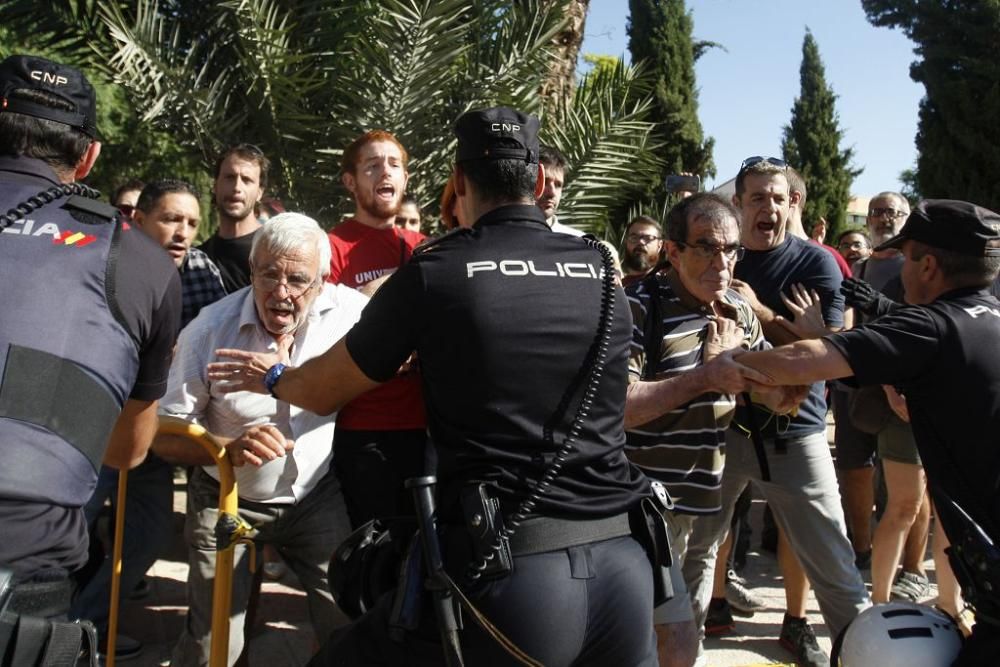 Dos vecinos y un policía heridos durante las prote