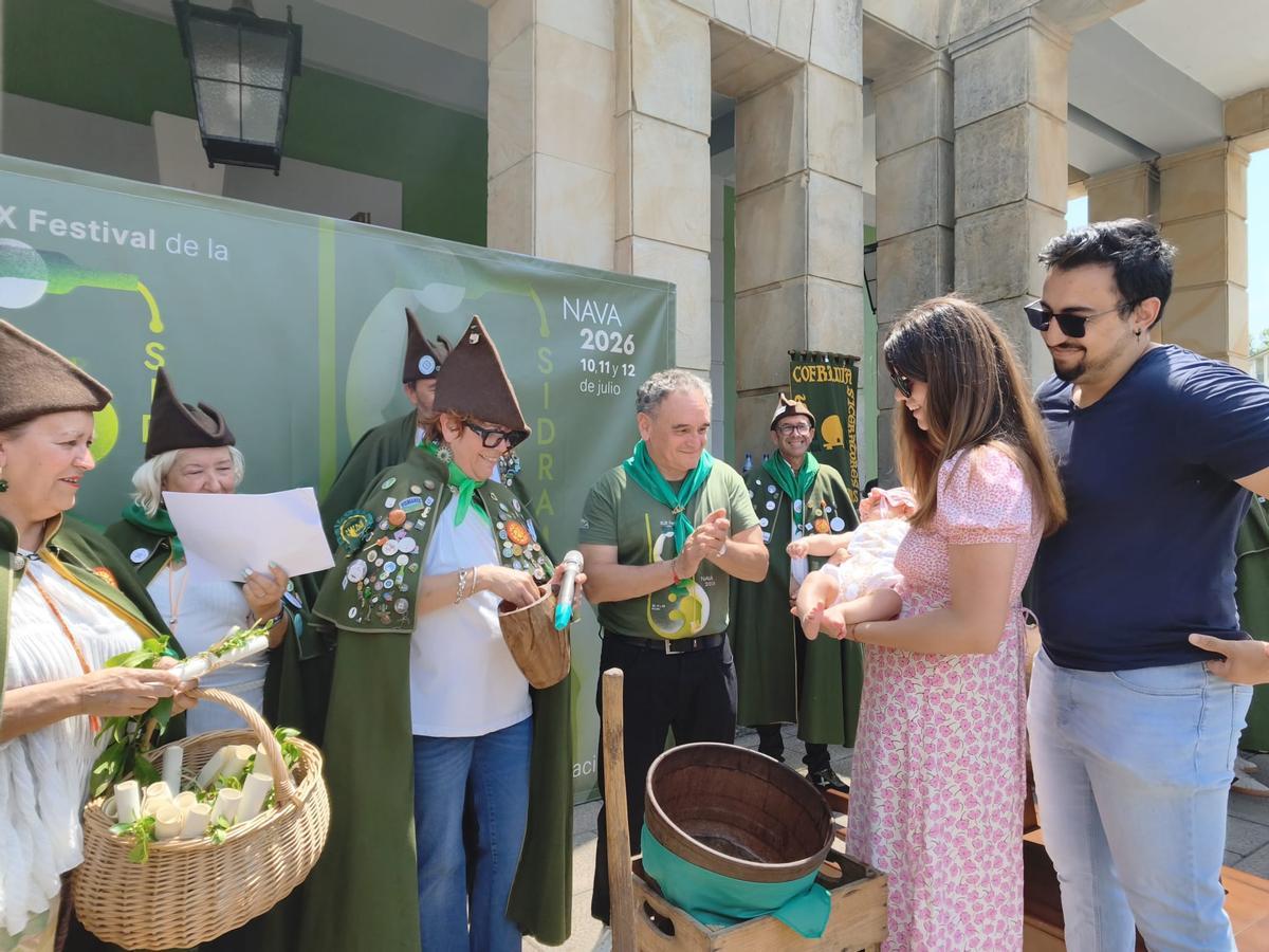 El bautismo sidrero de una veintena de bebés en el Festival de la Sidra de Nava, en imágenes