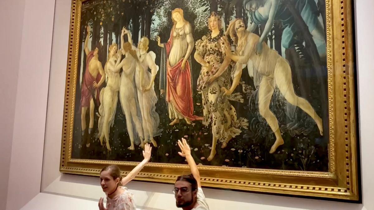 Activistas climáticos se pegan a la ‘Primavera’ de Botticelli en la galería de los Uffizi de Florencia