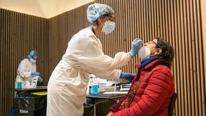 Realización de un test de coronavirus en Barcelona.