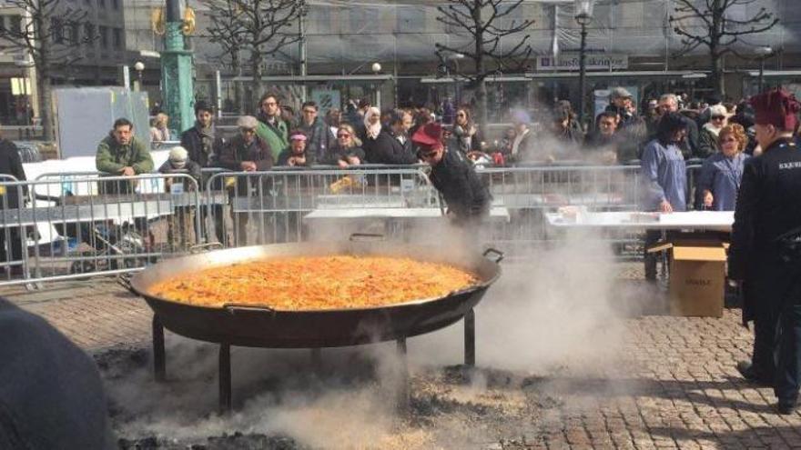 La música alicantina y los trajes tradicionales triunfan en el desfile por Göteborg