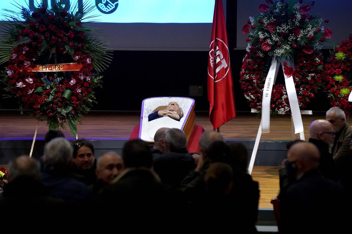 La capilla ardiente por Nicolás Redondo, instalada en el salón de actos de la sede de UGT, en Madrid