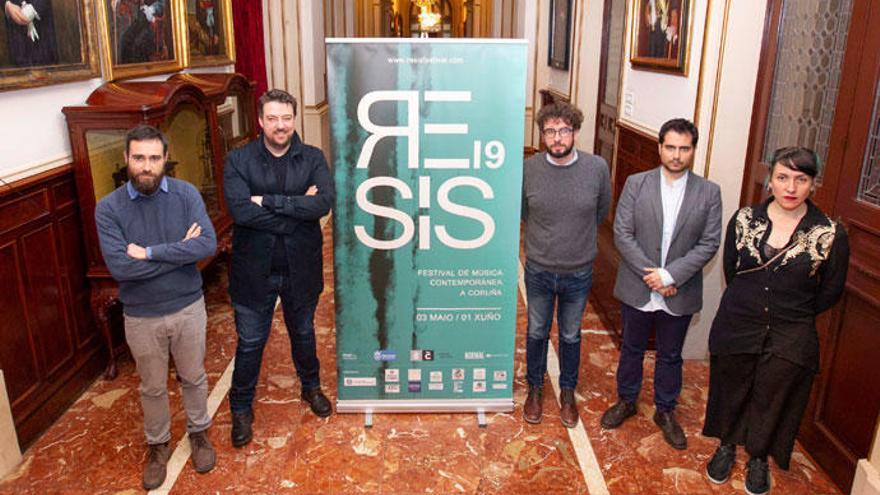 Organizadores del festival y el edil de Culturas (en el centro) posan, ayer, con el cartel del festival.