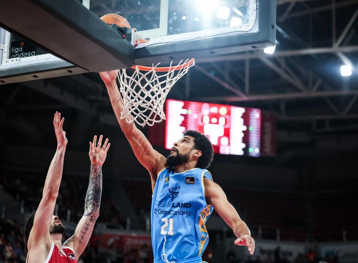 Labeyrie se dispone a anotar una bandeja ante Santi Yusta.