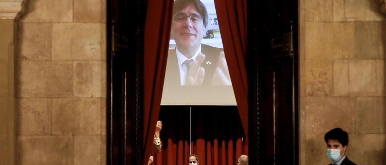 Carles Puigdemont interviene por vía telemática en una reunión de Junts en el Parlament