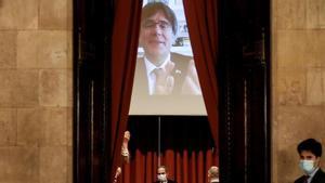 Carles Puigdemont interviene por vía telemática en una reunión de Junts en el Parlament