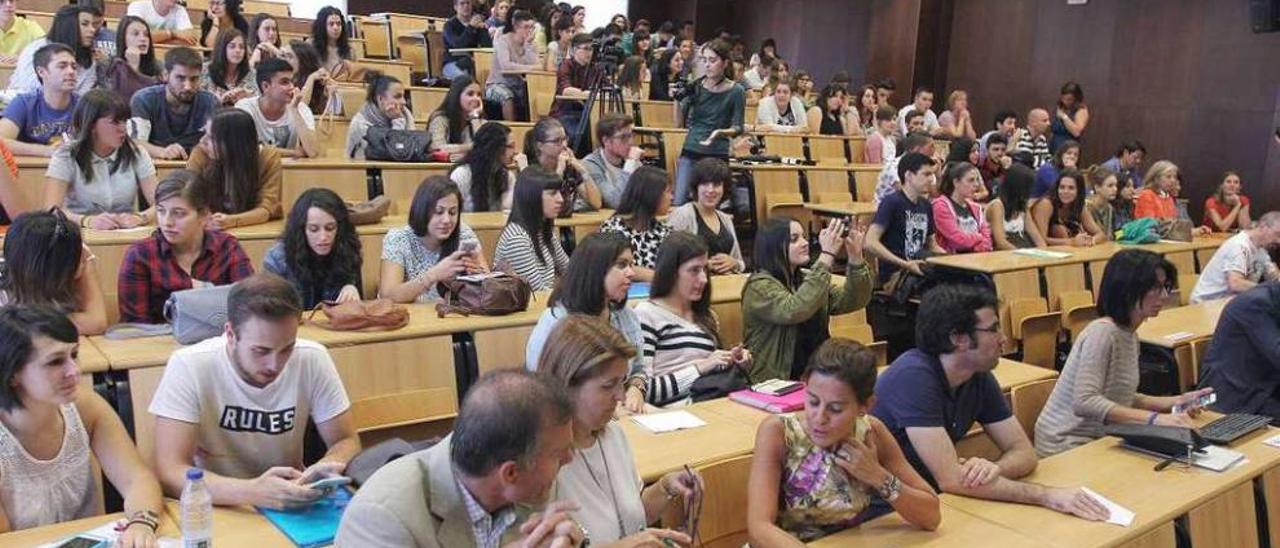 Alumnos en la conferencia inaugural de Doménec Biosca en el campus universitario. // Iñaki Osorio