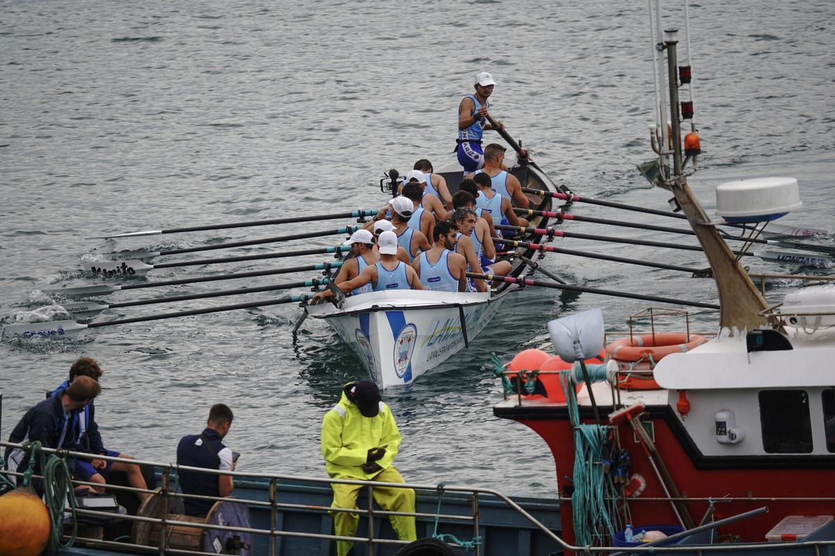 El CR Cabo da Cruz, en la categoría masculina, y el CR Salgado-Perillo, en la femenina resultaron ganadores del Trofeo Teresa Herrera de Traineras disputado este fin de semana en la ensenada del Orzán. El CR Cabo da Cruz, en la categoría masculina, y el CR Salgado-Perillo, en la femenina resultaron ganadores del Trofeo Teresa Herrera de Traineras disputado este fin de semana en la ensenada del Orzán.