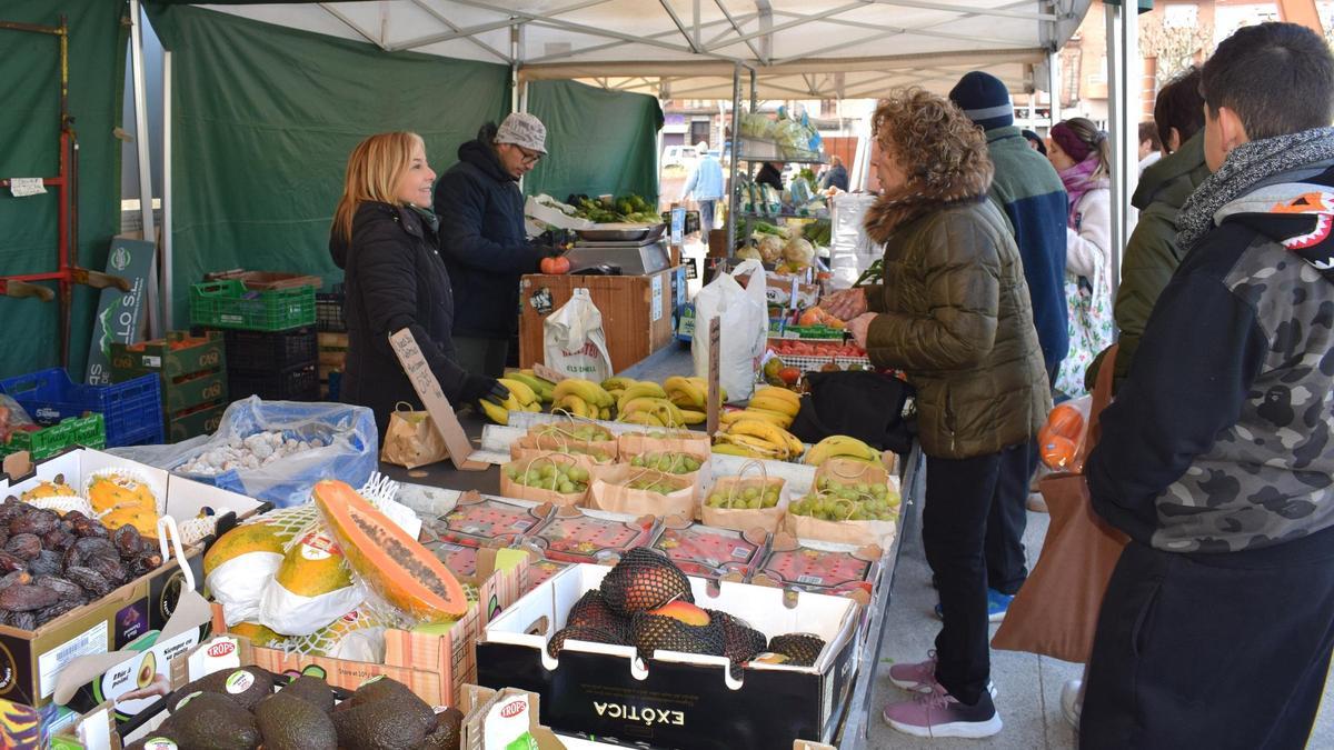 Una de les parades del mercat setmanal de Gironella, aquest dimecres a la plaça de l'Estació