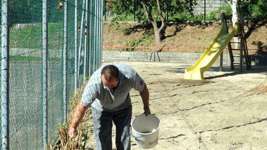 Un operario de Jardines en el Centro de Educación Especial. // I. Abella