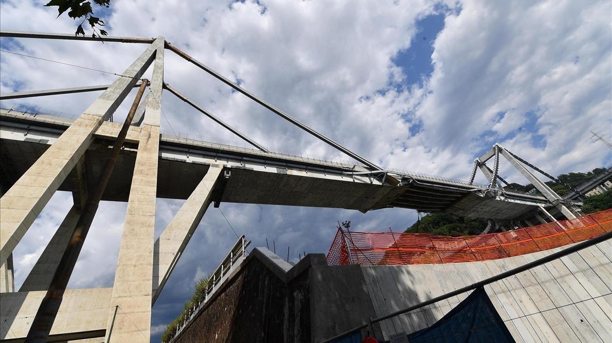 Edificios bajo el puente que el martes se derrumbó en Génova. 