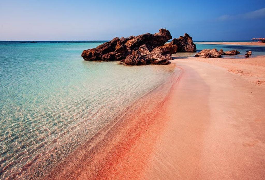 La playa de arena rosa y aguas cristalinas de Elafonisi, en Creta