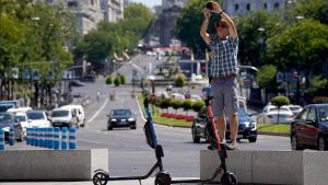 Patinetes de uso compartido aparcados en el centro de Madrid.