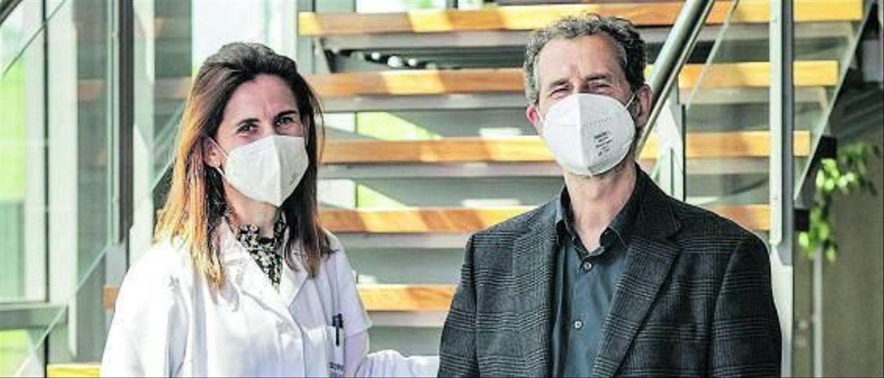 María Luisa Rodríguez y José Ignacio Altolaguirre en el Laboratorio de Salud Pública. | Irma Collín