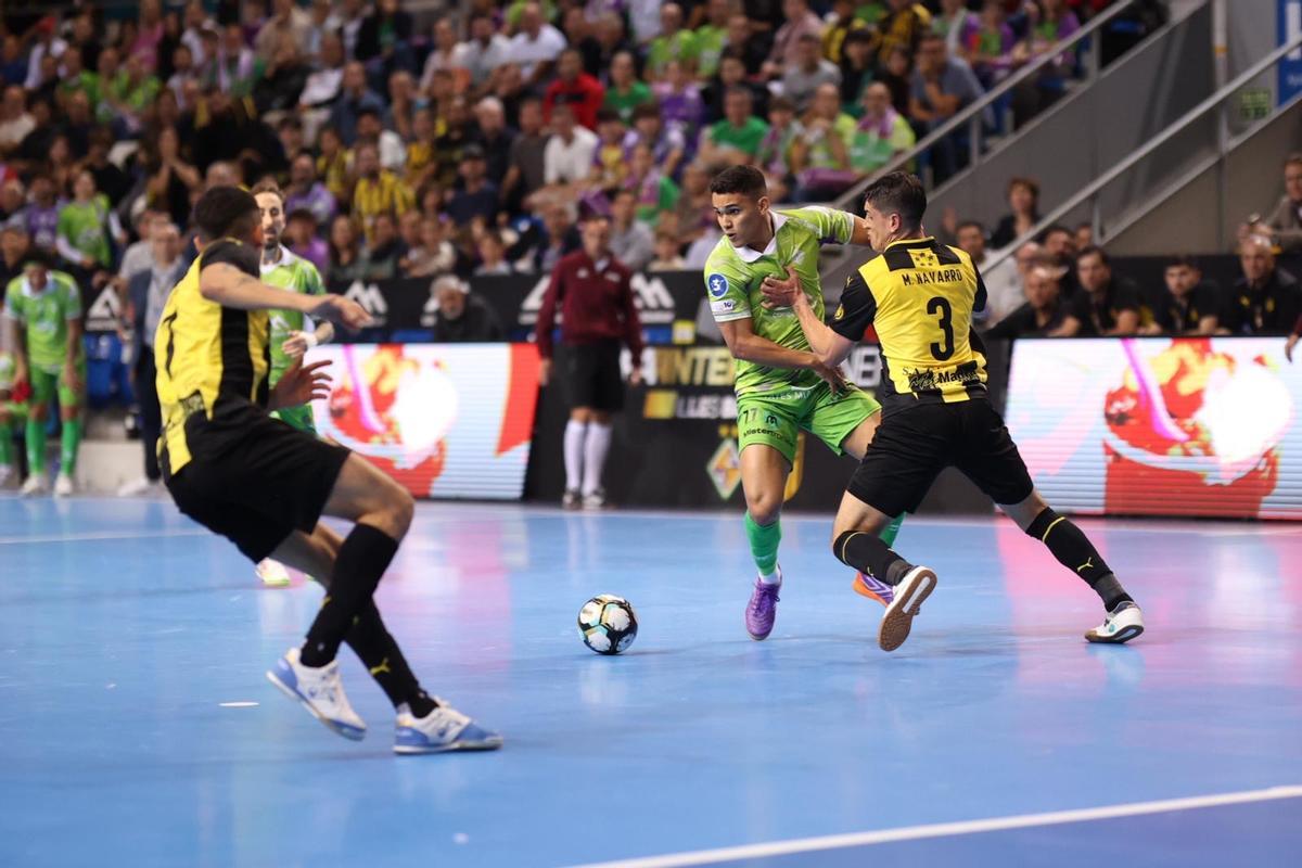 Maia trata de regatear a Navarro.