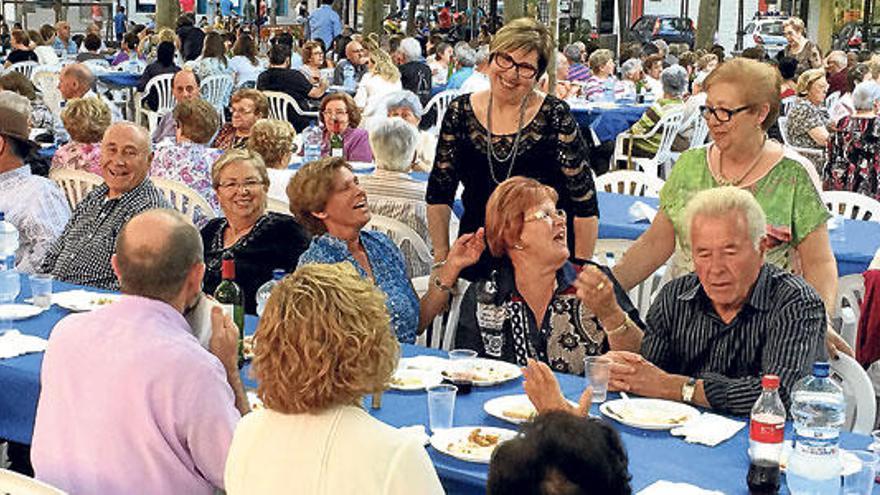 Los miembros de diversas asociaciones del municipio ocuparon su espacio en un ambiente familiar y de gran compañerismo.